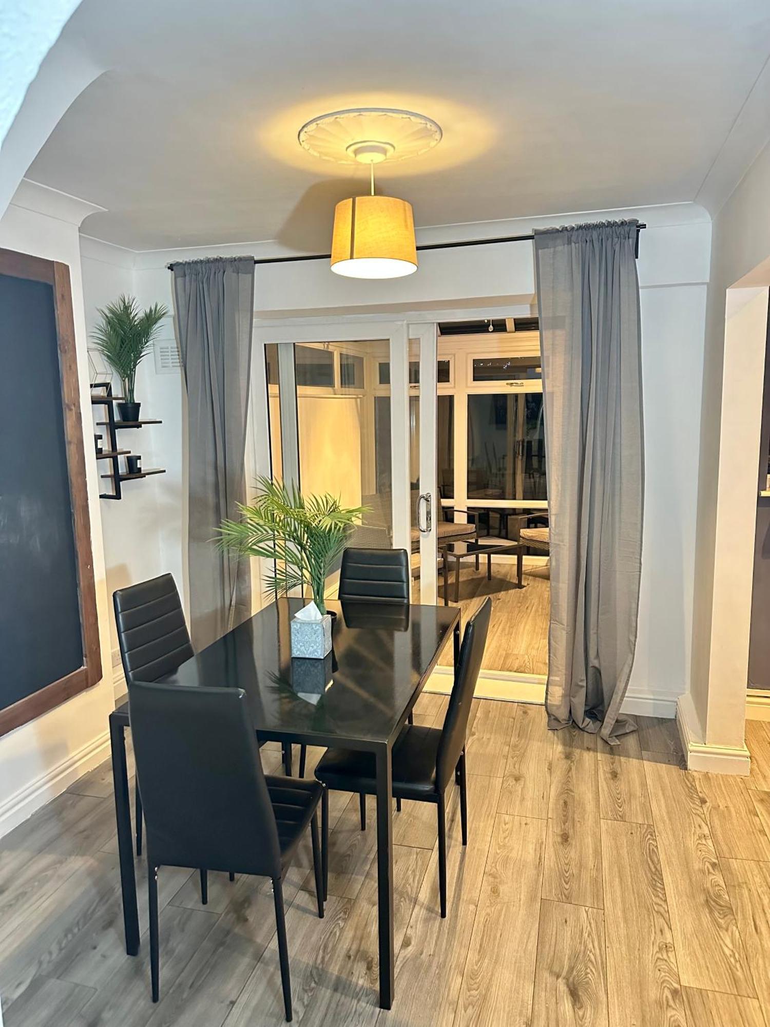 The Comfort House - Cosy 3 Bedroom House Apartment Birmingham